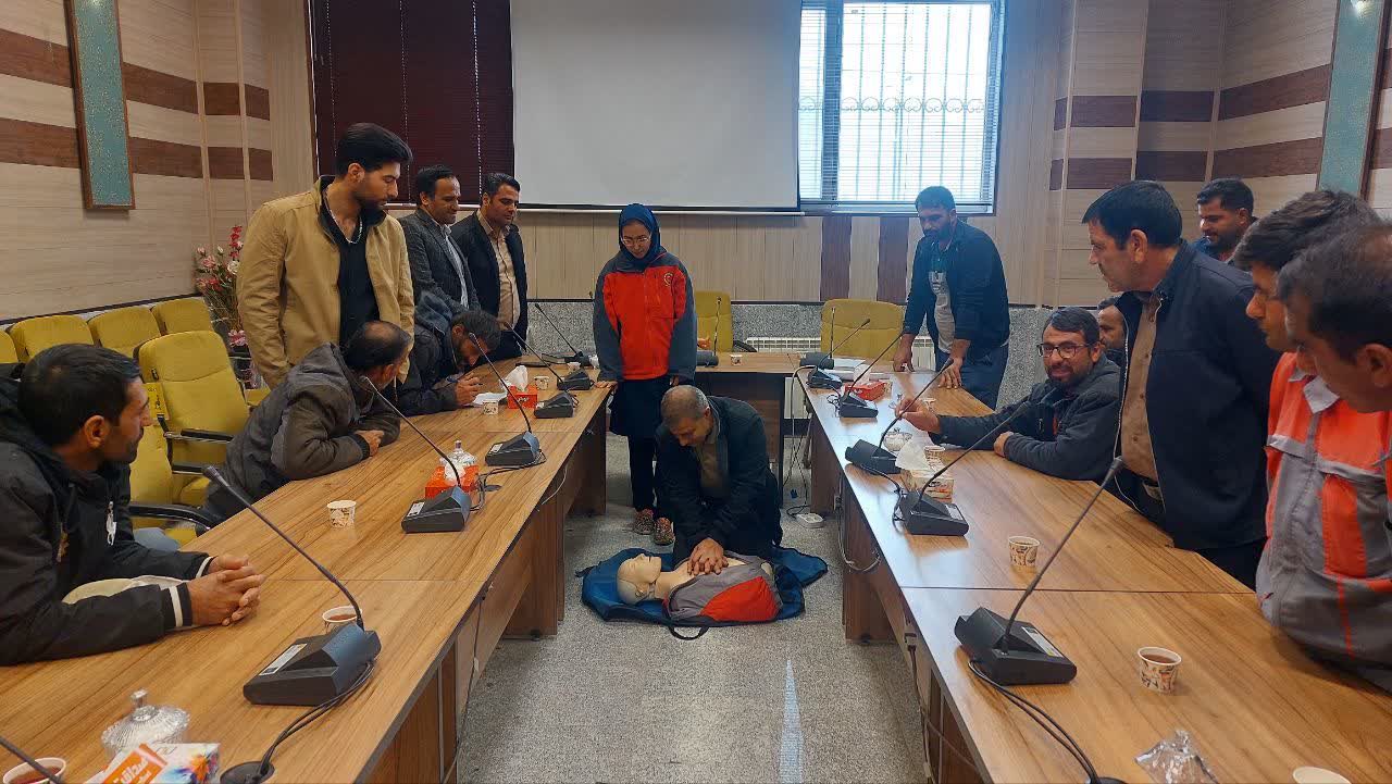 برگزاری دوره آموزشی کمک‌های اولیه برای کارکنان شهرداری شهباز شازند