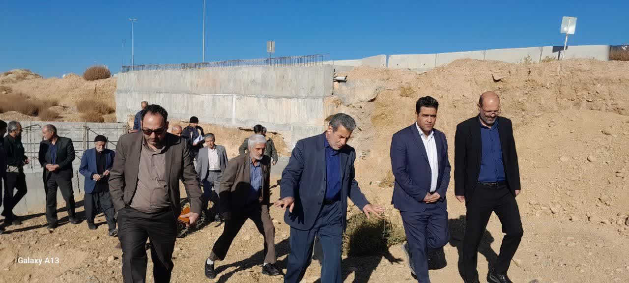بازدید مسئولان از روند اجرای زیرگذرهای شازند؛ تأکید بر تأمین اعتبار و تسریع تکمیل پروژه‌ها