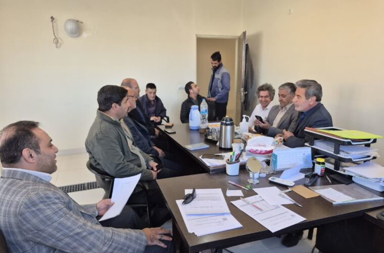 بررسی روند پیشرفت شبکه فاضلاب شازند و آستانه با حضور مسئولان شهرستان