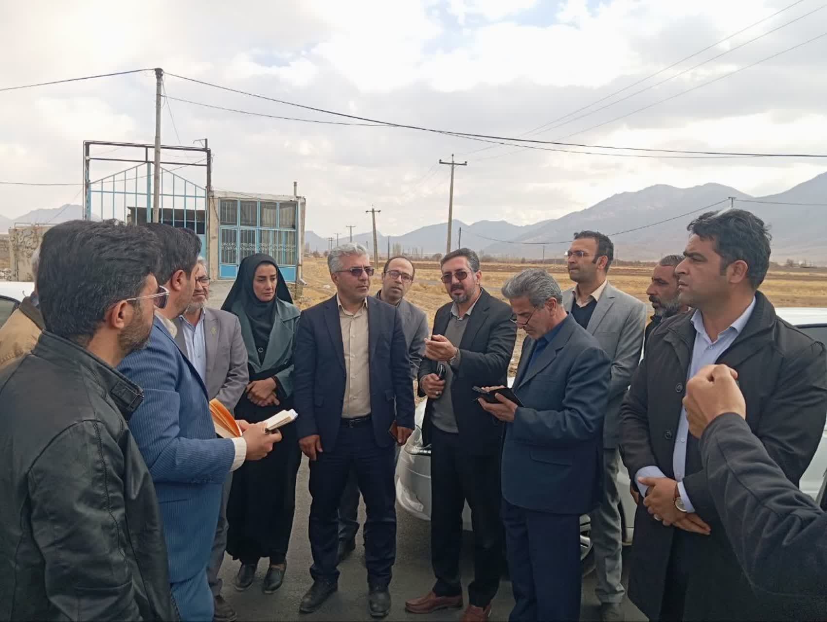 بازدید گسترده معاون عمرانی استاندار از پروژه‌های عمرانی شازند و توره