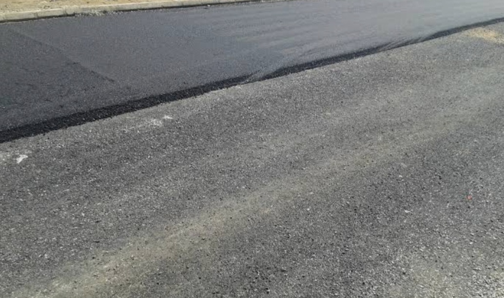 جاده روستای قلعه عباس‌آباد شازند تعریض و آسفالت شد