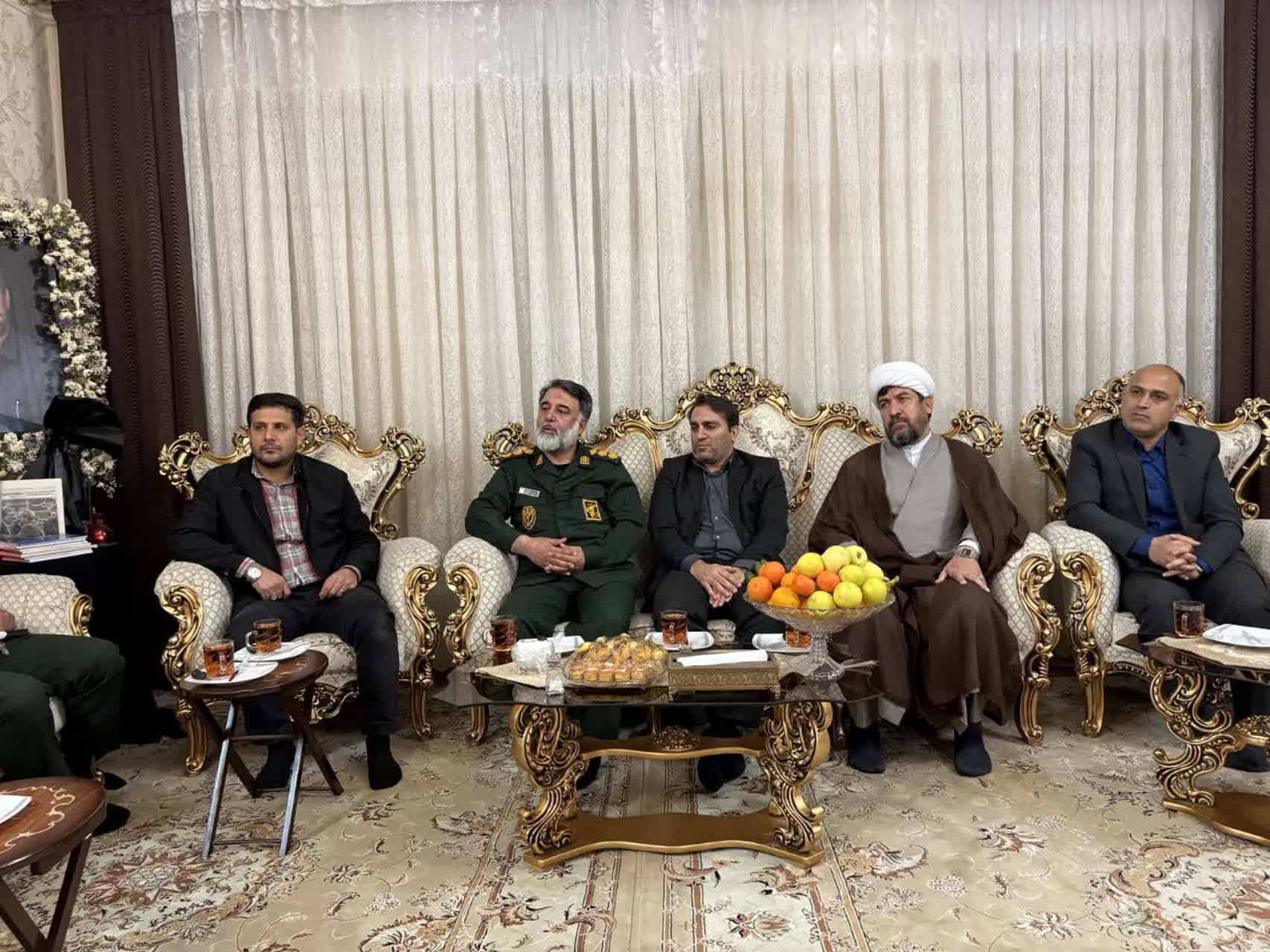 تجلیل از مقام شهدا؛ دیدار مدیرعامل پالایشگاه شازند با خانواده شهید حسنی