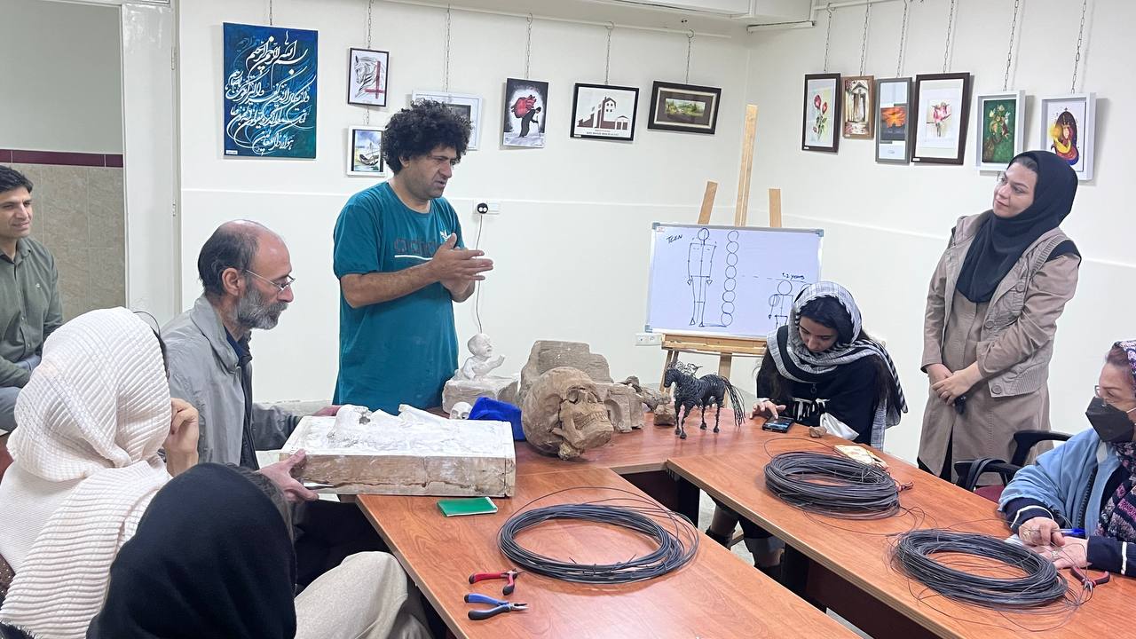 کارگاه تخصصی مجسمه‌سازی در شازند برگزار شد / تجربه هنر با سیم‌مفتول و گِل در هفته فرهنگی