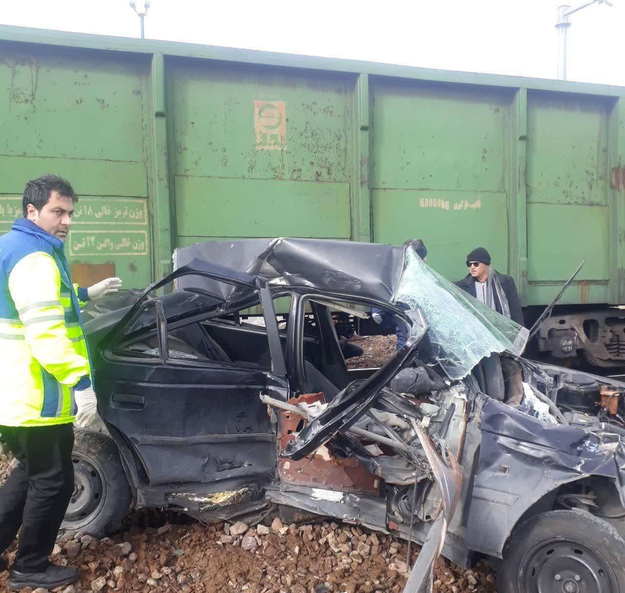 برخورد قطار با خودروی سواری در ایستگاه راه‌آهن شازند / انتقال یک مصدوم به بیمارستان