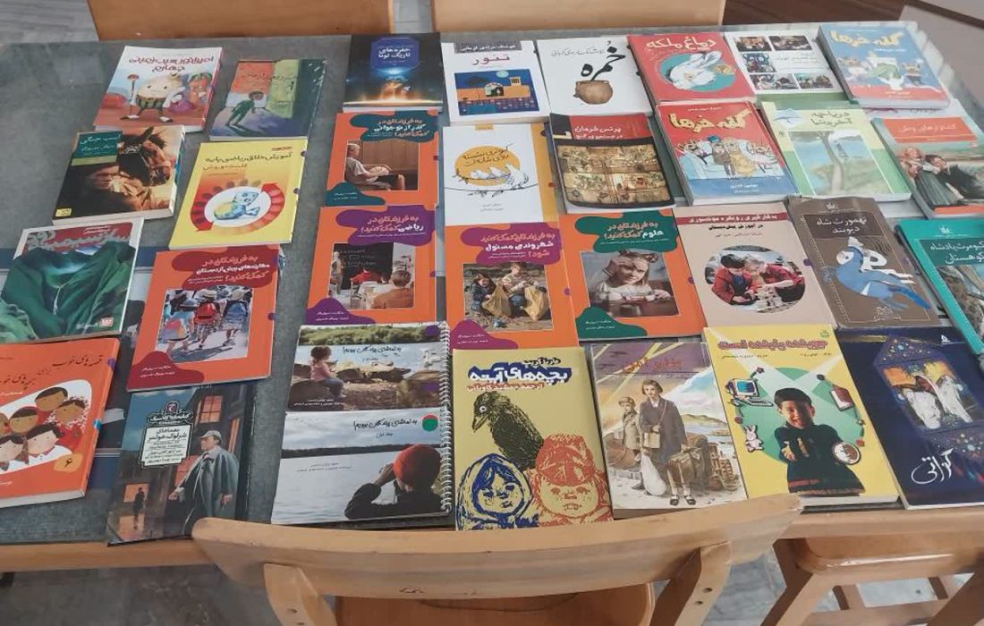اهدای بیش از ۳۰۰ جلد کتاب به کتابخانه عمومی شهدای شهباز