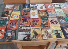 اهدای بیش از ۳۰۰ جلد کتاب به کتابخانه عمومی شهدای شهباز