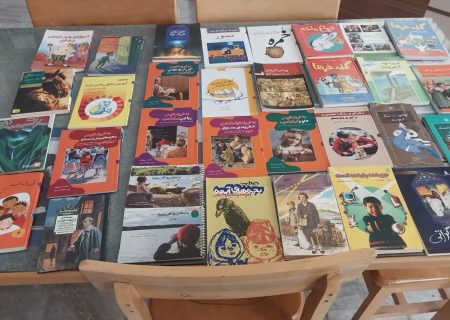 اهدای بیش از ۳۰۰ جلد کتاب به کتابخانه عمومی شهدای شهباز