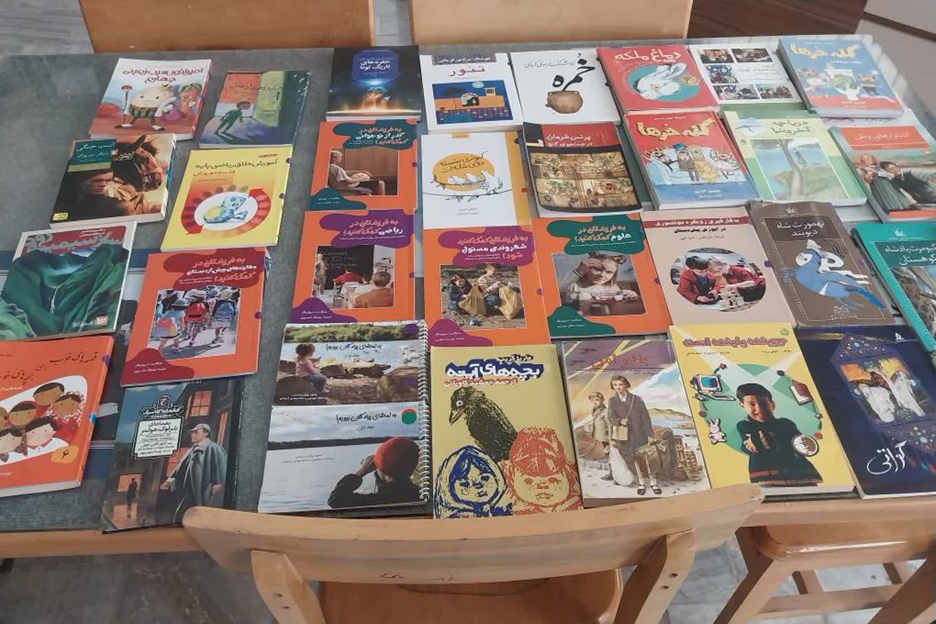 اهدای بیش از ۳۰۰ جلد کتاب به کتابخانه عمومی شهدای شهباز